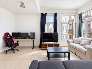 Een praktisch ingedeeld appartement op de tweede verdieping, ideaal voor een starter of als investering. De Wijngaardstraat geniet van een uiterst centrale ligging in het historische hart van Antwerpen, met de Grote Markt, Groenplaats, winkels, horeca en cultuur op wandelafstand.<br />Openbaar vervoer en belangrijke stadsverbindingen bevinden zich vlakbij, waardoor ook andere delen van Antwerpen eenvoudig bereikbaar zijn. Een ligging die vooral uitblinkt in gemak: vrijwel alles wat de stad aantrekkelijk maakt, ligt hier binnen handbereik.<br /><br /><strong>Indeling</strong><br />Via de verzorgde gemeenschappelijke inkomhal betreedt u het gebouw. Het appartement bevindt zich op de <strong>tweede verdieping</strong> en is zowel via de lift als de traphal bereikbaar.<br /><br />De inkomhal beschikt over een vestiairegedeelte en afzonderlijk gastentoilet. Verder bevinden zich de woonkamer, eetruimte en keuken, die samen het leefgedeelte vormen.<br /><br />Achteraan ligt de ruime slaapkamer, aangenaam afgescheiden van het leefgedeelte, met aansluitend een badkamer voorzien van douche en lavabomeubel.<br /><br /><strong>Bijzonderheden</strong><br />Met <strong>EPC B</strong>, een volwaardige slaapkamer, lift en vooral een uitzonderlijk centrale ligging vormt dit appartement een interessante opportuniteit voor zowel <strong>eigen bewoning als investering</strong>.<br />Het appartement is momenteel verhuurd.