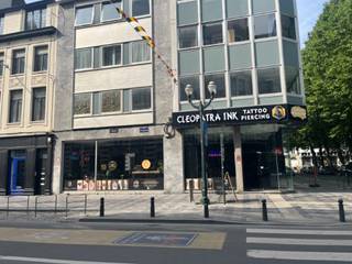 Prachtig hoekgebouw te huur aan de Dansaertstraat, commerciële gelijksvloer (met verdieping en kelder) met zeer grote vitrine. Ketens in de omgeving: The Kooples, Prosper, Ace & Tate, Maje, Essentiel, Scotch & Soda, ...<br />Zeldzaam opportuniteit!<br />Beschikbaarheid: te bepalen.<br />Meer info? Bel ons op 02/513.77.00