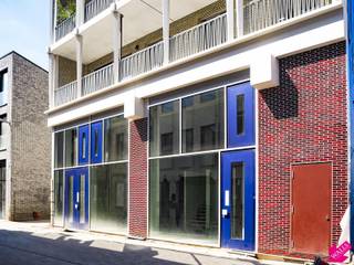 De handelsruimten in het nieuwbouwproject "Falconhoven" worden casco - gesloten ruwbouw- opgeleverd. Het etalageraam en inkomdeur zijn...