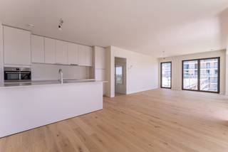 In de nieuwe hippe stadswijk ‘Oosteroever’ stellen wij u graag de residentie Arcade voor. Gelet op de locatie van de site, de historiek die er aan hangt en het enorme potentieel maakt van dit project een uniek gegeven aan de Belgische Kust. Omwille van deze gunstige locatie ben je in de directe nabijheid van heel wat noodzakelijke faciliteiten.
Het nieuwbouwproject omvat 34 appartementen, 2 handelspanden en wordt opgetrokken in een urban architectuur die volledig geïntegreerd is in zijn omgeving. In deze residentie worden er één-, twee- en drieslaapkamerappartementen aangeboden met een bewoonbare oppervlakte van 62m2 tot 197m2 en met zeer ruime terrassen die variëren van 8m2 tot 91m2.
In dit project bieden wij appartementen met havenzicht of zicht op het Central Park@Sea. Bovendien wordt ieder appartement voorzien van een hoogwaardige afwerking met volledige uitgeruste keuken en badkamer(s). De appartementen worden verkocht op plan en zijn dus nog aanpasbaar qua indeling en afwerking.
Ontdek het masterplan en de verschillende beschikbare appartementen nu! Contacteer ons voor een afspraak of voor meer informatie op 050 70 81 74 of op hello@keyimmo.be.