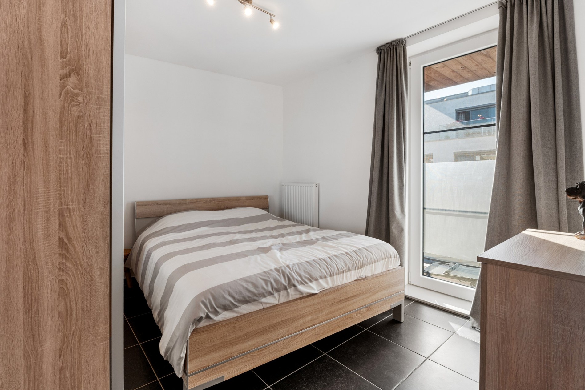 Recent 2-slaapkamer appartement op wandelafstand van het strand - foto 4