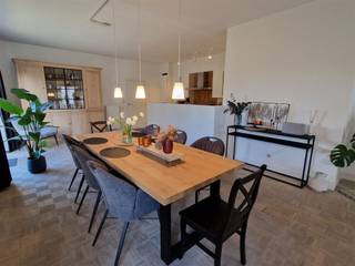 <p><span>Situé au cœur de Heist-Goor (Heist-o/d-Berg), nous avons le plaisir de vous présenter un appartement au rez-de-chaussée très bien entretenu.<br /><br /> Cet appartement de 118 m² (brut) comprend un très grand espace de vie avec cuisine ouverte (équipée de tous les appareils), 2 chambres de 16 m² et 8 m², ainsi qu'une salle de bains avec douche et WC. Il dispose également d’un cellier, d’un hall d’entrée et de toilettes séparées. L’appartement a été récemment repeint, est équipé de rideaux et est entièrement prêt à emménager.<br /><br /> Une terrasse privative jouxte le salon et la cuisine. Il y a également un jardin de 50 m², entièrement clôturé. À l'avant de l'immeuble, vous disposez d'un parking privé, et au sous-sol, un débarras de pas moins de 20 m² est prévu ; ces deux éléments sont compris dans le loyer.<br /><br /> Les charges communes s'élèvent à 50 euros par mois. Seuls les petits animaux de compagnie sont autorisés, conformément au règlement RIO. (Veuillez nous contacter pour plus de détails.) Disponible à partir du 1er juin 2023.<br /><br />Prenez rendez-vous en ligne via le bouton disponible sur notre site web. Pour toute autre question, vous pouvez nous contacter au 015/15 15 15<br /><br /></span></p>