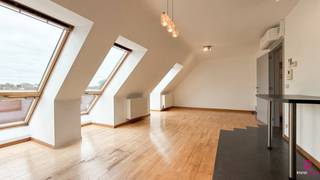 <p>In de Onze-Lieve-Vrouwstraat 94 bus 21 te Heusden-Zolder vindt u dit gezellig duplex appartement op de tweede en derde verdieping. Het appartement is gunstig gelegen, met alle voorzieningen zoals winkels, scholen en openbaar vervoer binnen handbereik.<br /><br />Indeling:<br />- Inkomhal,<br />- Lichtrijke woonkamer met open keuken,<br />- Apart gastentoilet,<br />- Badkamer met douche,<br />- Praktische bureauruimte met trap naar het verdiep.<br />Op de bovenverdieping bevindt zich de slaapkamer en het ruime terras, waar u in alle rust kan genieten van buitenruimte en frisse lucht.<br /><br />Pluspunten: <br />- Uitstekende verbinding E314/E314,<br />- Winkels, bakkers en het openbaar vervoer op wandelafstand, <br />- Instapklare en gezellige appartement, <br />- Parkeerplaats voorzien, <br />- Bureauruimte kan gebruikt worden als extra slaapkamer,<br />- berging inbegrepen (in de kelder).<br /><br />Wilt u meer informatie? Neem gerust contact op met Immofusion op het nummer 078 78 78 70.</p>