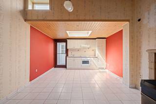 Deze te renoveren woning biedt tal van mogelijkheden en is ideaal voor wie op zoek is naar een project in het hart van Harelbeke.De woning bestaat...