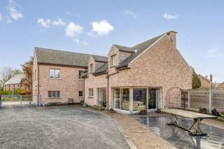 Au cœur de Merchtem se trouve cette propriété exceptionnelle: une maison de campagne entièrement rénovée avec une vaste remise de +/- 240 m². Ce...