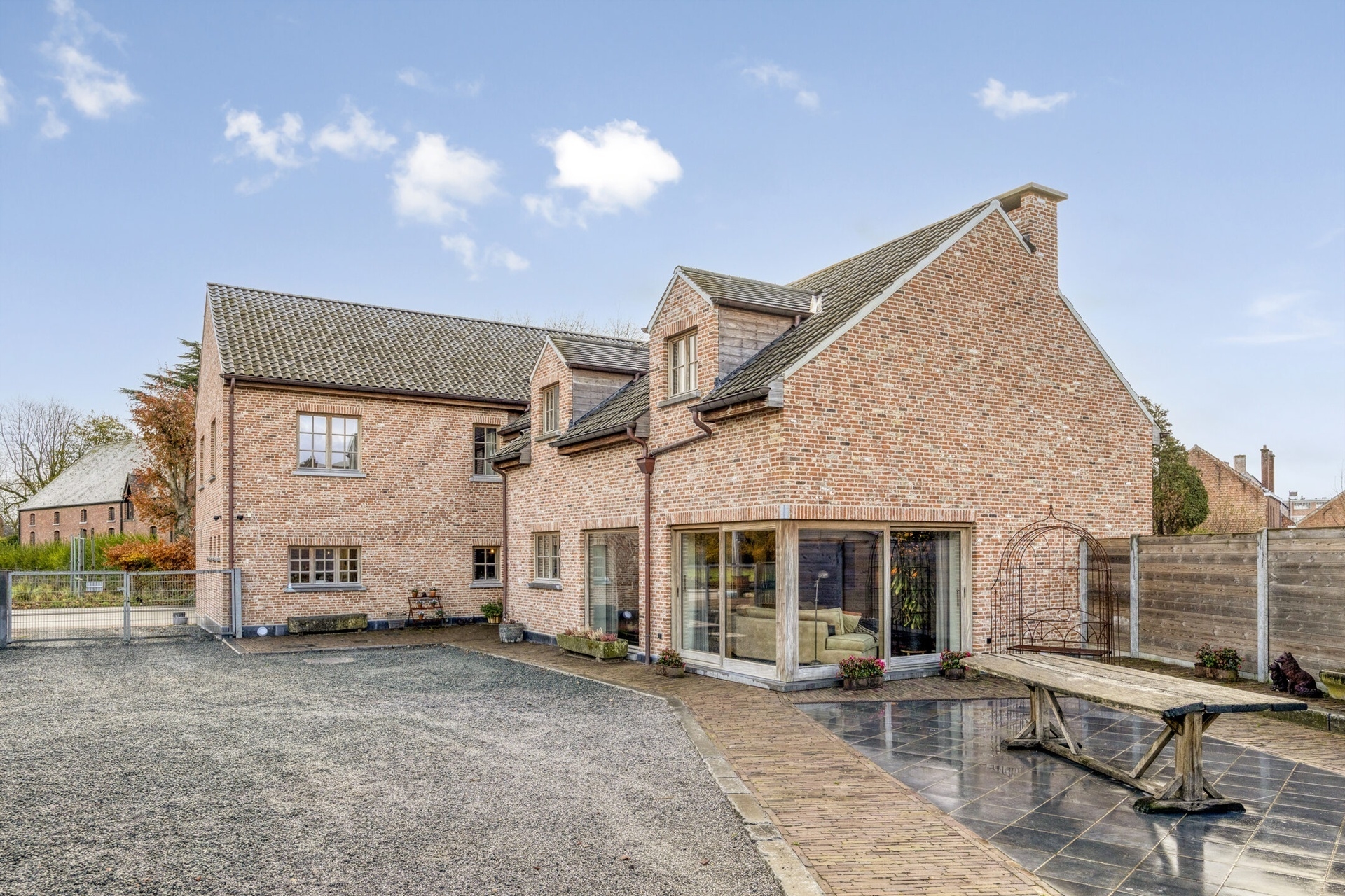 Volledige gerenoveerde woning met loods - foto 1