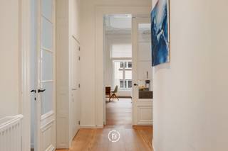 Cet appartement exclusif fait partie de la Résidence Onderbergen, un projet résidentiel de qualité dans un emplacement recherché du centre historique de Gand.<br /><br />Vous vivrez ici au cœur de la ville animée, à distance de marche du Korenlei, de charmants restaurants, boutiques et lieux culturels, tout en étant dans une rue calme et charmante.<br /><br />L'appartement offre une surface habitable généreuse de 119m² avec de nombreux éléments authentiques harmonieusement combinés avec des accents contemporains, ce qui se traduit par une finition unique et raffinée.<br /><br />L'appartement vous accueille avec un hall d'entrée élégant avec des toilettes pour les invités.<br />Le salon lumineux est aménagé de manière réfléchie et comprend un coin salon, un coin lecture confortable et un bureau. À côté se trouve une cuisine moderne entièrement équipée avec coin repas et un espace de rangement/buanderie séparé.<br />Les hauts plafonds et les nombreuses fenêtres renforcent le sentiment d'espace et offrent une abondance de lumière naturelle. De plus, vous bénéficiez d'une vue frontale sur Onderbergen.<br />L'appartement dispose de deux chambres à coucher complètes, chacune avec sa propre salle de bains attenante.<br /><br />En plus de la finition de qualité, la propriété est équipée d'une ventilation technique.<br />Une place de parking souterraine est disponible à 60 000 € et doit être achetée conjointement avec l'appartement.<br /><br />Cet appartement allie le confort de vie contemporain à un emplacement exceptionnel dans l'un des quartiers les plus recherchés de Gand - idéal pour ceux qui apprécient la finesse, la tranquillité et l'élégance urbaine.<br /><br />Vente sous droits d'enregistrement.