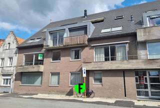 Op wandelafstand van lokale handelaars, horeca en openbaar vervoer treffen we dit ruim appartement in centrum Zedelgem, in residentie Soetewei.De...