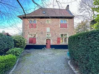 <p><u><span>Beschermd erfgoed met ondersteuning: onderhouds- en verbouwingswerken komen in aanmerking voor financiële hulp: </span><span>https://publicaties.vlaanderen.be/view-file/74857</span></u><br /><br /><span>Het </span><strong>VOORMALIGE PELGRIMSHUIS ‘SPAANS HOF’</strong><span> uit 1643, is een </span><strong>ZELDZAME ERFGOEDPAREL</strong><span> in hartje Mespelare (Dendermonde), pal naast de </span><strong>GEKLASSEERDE ROMAANSE SINT-ALDEGONDISKERK</strong><span>. Met zijn L-vormige opbouw in traditionele bak- en zandsteenbouw, </span><strong>SIERLIJKE KORFBOOGDEUR, KRUISRAMEN</strong><span> en symmetrische gevel, straalt dit beschermde pand </span><strong>17DE-EEUWSE CHARME</strong><span> uit. Binnenin onthullen een overwelfde kelder, balklagen, </span><strong>ORIGINELE HAARDEN</strong><span> en een indrukwekkend zoldergebinte het rijke verleden. De </span><strong>RUSTIGE LIGGING</strong><span> aan het dorpsplein, gecombineerd met zonovergoten buitenruimtes, creëert een </span><strong>OASE VAN RUST EN AUTHENTICITEIT</strong><span>. Dankzij de unieke structuur leent het Spaans Hof zich perfect als </span><strong>STIJLVOLLE GEZINSWONING OF ALS COMBINATIE VAN WONEN EN WERKEN</strong><span> met een exclusieve uitstraling. Wie op zoek is naar een woning met </span><strong>ZIEL, ERFGOEDWAARDE</strong><span> en een unieke ligging, vindt hier een uitzonderlijke kans om </span><strong>GESCHIEDENIS</strong><span> te beleven en te bewaren.</span></p>
<br /><br />Adres: Mespelarestraat 104 te Dendermonde (Mespelare)<br /><br />Geen renovatieplicht (beschermd monument); P-score: A, G-score: A