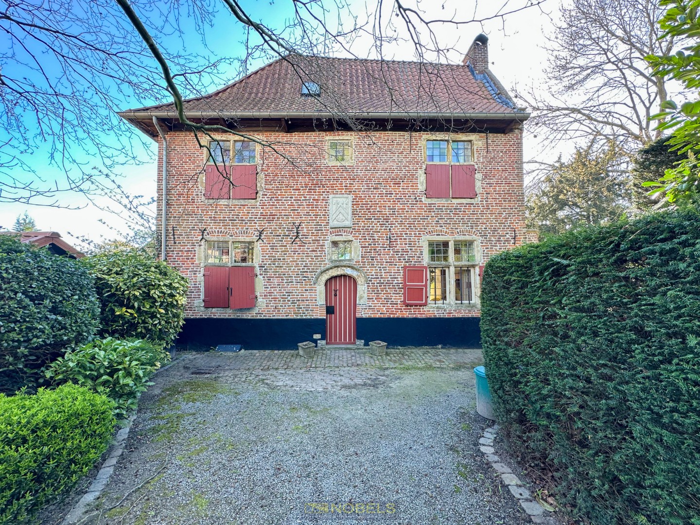 Te koop, beschermd pelgrimshuis met historische grandeur aan het dorpsplein van Mespelare - foto 1