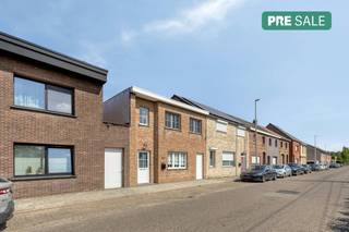 De ruime woonkamer (ca. 40m²) is voorzien van laminaat.<br />De ruime keuken (ca. 20m²) is voorzien van een gasfornuis, afzuiging, oven, spoelbak, ijskast en vaatwasser.<br />Aansluitend is er een berging met voldoende opbergschabben en aansluiting voor was- en droogmachine. Ook de cv installatie op gas (nieuw sinds 2017) bevindt zich hier.<br /><br />De gelijkvloerse badkamer (ca. 5m²) is voorzien van een toilet, bad/douche combinatie en een wastafel met bijhorend meubel.<br /><br />Op de eerste verdieping zijn er 3 slaapkamers (19m² - 12m² - 10m²) en een apart toilet.<br /><br />Buiten is er een mooie omheinde tuin, voorzien van een tuinhuis.<br />De woning beschikt over een apart ingang naar de tuin.<br /><br />Diversen:<br />- PVC en aluminium ramen met rolluiken<br />- Volledig omheinde tuin<br />- Goed EPC<br />- Centrale ligging kortbij openbaar vervoer, winkels en scholen<br /><br />(ver-)Kopen of (ver-)huren in Kalmthout, Essen en omstreken?<br />Met vragen kan u altijd bij ons terecht! <br />Dewaele Vastgoed Kalmthout<br /><br />De eigendom wordt aangeboden via de Pre-sale formule. Op 12/08/2026 tussen 16:00 en 19:00 kan u het huis op afspraak komen bezichtigen en een bod uitbrengen. De vermelde prijs is een instelprijs. Voor meer info, gelieve contact op te nemen met de dossierverantwoordelijke.<br /><br />Bestuursmaatregelen in het maatregelenregister: nee
