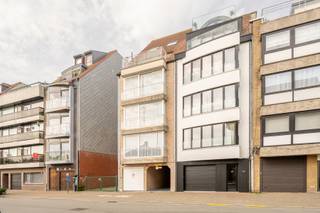 Cet appartement lumineux dispose d'un espace de vie agréable et spacieux à l'avant, où vous profiterez d'un cadre de vie ouvert et confortable...