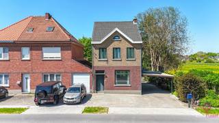 <p>Welkom in deze charmante woning met tal van mogelijkheden, gelegen op een perceel van maar liefst 858 m² bij het binnenrijden van Alken. Dankzij de centrale ligging geniet je hier van een vlotte verbinding naar verschillende uitvalshoeken, terwijl je thuis kan komen in alle rust met een mooi open zicht op de naastgelegen paardenweide.</p>
<p>Bij het betreden van de woning kom je terecht in de inkomhal, die toegang biedt tot de lichtrijke leefruimte van 33 m². Deze gezellige ruimte vormt het hart van de woning en biedt voldoende plaats voor een comfortabele zithoek en eetgedeelte. Aansluitend bevindt zich de keuken, die volledig naar eigen smaak vernieuwd kan worden en zo perfect kan aansluiten bij jouw woonwensen.</p>
<p>Verder beschikt de woning over een badkamer en één toilet, beiden klaar om gemoderniseerd te worden. De woning is bovendien voorzien van een kelder, wat extra opslagruimte biedt.</p>
<p>Op de bovenverdieping bevinden zich twee volwaardige slaapkamers. Via een vaste trap bereik je de zolder, die perfect ingericht kan worden als derde slaapkamer, hobbyruimte of bureau.</p>
<p>Buiten geniet je van een aangename tuin met een mooi open zicht op de weide, ideaal om tot rust te komen. Het perceel is gedeeltelijk omheind en beschikt over een carport. De straatbreedte van 12 meter zorgt bovendien voor een aangename toegankelijkheid.</p>
<p>De woning is uitgerust met aluminium ramen met dubbele beglazing en een zadeldak met dakpannen. Verwarming gebeurt via centrale verwarming op stookolie. Met een EPC-label F geldt er een renovatieplicht, wat je de kans biedt om deze woning volledig naar eigen smaak en hedendaagse normen om te vormen tot een echte thuis.</p>
<p>Kortom, een woning met veel potentieel op een toplocatie voor wie op zoek is naar een renovatieproject met karakter en mogelijkheden.</p>
<p><strong>Pluspunten:<br /></strong>- Centrale ligging met vlotte bereikbaarheid<br />- Ruim perceel van 858 m²<br />- 3 slaapkamers mogelijk<br />- Kelder aanwezig<br />- Carport voorzien<br />- Mooi open zicht op weide<br />- Volledig in te richten naar eigen smaak</p>
<p>Voor een bezichtiging ter plaatse of meer info, bel ons op 078/78.78.70, of kom gewoon binnen op ons kantoor, steeds welkom!</p>