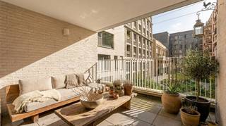 Discover this stylish and energy-efficient two-bedroom flat in the vibrant Eilandje neighbourhood, where comfort and modern living come...