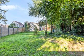 Deze prachtige woning in Neerheylissem is een droom voor iedereen die op zoek is naar een comfortabele en gezellige plek om te wonen. De woning is gelegen op een perceel van 5 are 89ca en beschikt over een ruime tuin met een oostelijke oriëntatie, wat betekent dat je 's ochtends kunt genieten van de zon.<br /><br />De woning is gerenoveerd in 2014 en biedt alle moderne comfort die je maar kunt wensen. Met een bewoonbare oppervlakte van 239m² is er voldoende ruimte voor het hele gezin. De woning beschikt over 3 slaapkamers en een mooie badkamer op de eerste verdieping, perfect om te ontspannen na een lange dag. Op het gelijkvloers heeft u een ruime leefruimte met veel lichtinval en een prachtige keuken voorzien van alle moderne toestellen. <br /><br />De EPC-waarde van de woning is energielabel B. Dit betekent dat de woning zeer energiezuinig is en u kunt genieten van lagere energiekosten. <br /><br />De ligging van de woning is ook ideaal, met alle voorzieningen zoals winkels, scholen en openbaar vervoer op korte afstand. Bovendien is de woning goed bereikbaar met de auto en is er voldoende parkeergelegenheid in de buurt.<br /><br />Kortom, deze woning in Neerheylissem is een uitstekende keuze voor iedereen die op zoek is naar een comfortabele en moderne woning met een ruime tuin. Mis deze kans niet en plan vandaag nog een bezichtiging! Bel Luc van LED-ON-IMMO op het nummer 0479 73 6 94 of mail naar luc@ledonimmo.be. Tot gauw ;)