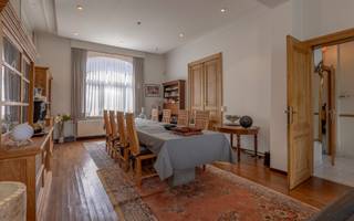 In het bruisende centrum van Ternat vind je deze charmante, karaktervolle woning met een aparte praktijk/ kantoorruimte – ideaal voor vrij beroep...