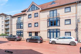 <p><span>Instapklaar appartement met balkon gevestigd in Residentie Langs 't Water, gelegen in het rustige woonerf ‘Hof Ter Bloemmolens’.</span></p><p><span> </span></p><p><span>Het appartement is gelegen in de directe omgeving van school, openbaar vervoer, winkels en op slechts 5 min. van de Grote Markt.</span></p><p><span> </span></p><p><span>Het appartement ligt op de 2de verdieping en de indeling is als volgt: inkomhall met apart gastentoilet, living met toegang tot het balkon vooraan, open ingerichte keuken (keramische kookplaat, dampkap, dubbele spoelbak, oven en koelkast met diepvriesvak), berging met aansluiting voor wasmachine en droogkast, 2 slaapkamers en een ingerichte badkamer met enkele lavabo en douche.</span></p><p><span>Vanop het balkon hebt u zicht op het woonerf.</span></p><p><span> </span></p><p><span>In de kelderverdieping bevindt zich de afzonderlijke kelderberging (5 m²).</span></p><p><span>Er is parkeergelegenheid voor de deur.</span></p><p><span> </span></p><p><span>De verwarming is centrale verwarming door middel van warmtekrachtkoppeling. Deze energie is afkomstig van de Oude Bloemmolens en zorgt voor een laag energieverbruik. </span></p><p><span> </span></p><p><span>Voor meer informatie of u wenst een afspraak, neem gerust contact met ons op. </span></p>