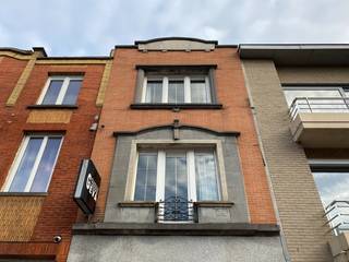 <p>Nabij het centrum van Harelbeke treffen we deze gezellige etagewoning, bestaande uit :<br />gelijkvloers : inkom met trap + bergplaats voor fietsen ed.<br />1e verdiep : gezellige living met aardgascassette, volledig ingerichte keuken met alle apparatuur, 2 ruime terrassen, wasplaats met sauna en berging/bureau<br />2e verdiep : één ruime slaapkamer, dressing, toilet en ingerichte badkamer met ligbad en douche.<br />Troeven :<br />- Recent werd het dak volledig vernieuwd en geïsoleerd<br />- elektriciteit is conform tot 2044<br />- overal dubbele beglazing PVC<br />- bewoonbare oppervlakte = 94m² (+ 2 zonneterrassen)<br />- geen renovatieplicht<br />- vlot bereikbare ligging<br />Deze eigendom is het ideale vastgoed voor jonge starters of als investering (momenteel goed verhuurd met conformiteitsattest).</p>