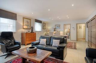 Met 131 m² bewoonbare oppervlakte op het gelijkvloers mogen we dit appartement terecht ruim noemen. Het appartement is ideaal voor wie op zoek is...