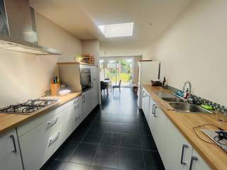 Assebroek, <u><strong>RUIME LICHTRIJKE INSTAPKLARE WONING met GROTE TUIN met  UITWEG en oprit ,</strong></u> <strong><u>mogelijkheid garage te bouwen van zeker 30m²,</u></strong><br /><u><strong>3 SLAAPKAMERS, Badkamer en douchekamer. </strong></u>Supergoede ligging,vlakbij scholen, winkels, bushalte<br />Omvat: inkomhal met nieuw toilet , <u>living van 40m²</u>, ingerichte nette keuken ( oven, gasfornuis ,vaatwas,veel kasten),<u> eetkeuken van 17m²</u> met zicht op zuidoost gerichte tuin met terras, ook op het gelijkvloers, badkamer met ligbad, plaats voor wasmachine en droogkast.<br />1 é Verd: douche kamer met toilet, 2 mooie slaapkamers, overloop naar dakverdieping, waar terug ruime overloop en grote slaapkamer.<br /><br />PVC-ramen met hoogrendementsglas, centrale verwarming op aardgas.<br />Tot in de puntjes verzorgd , JUIST VERHUIZEN !<br /><br /> 