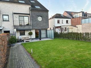 Dit ruime appartement bevindt zich op het gelijkvloers aan de rustige achterzijde van het gebouw.Het appartement omvat: living, salon, keuken en...