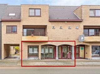 Vlakbij het centrum van Wachtebeke, in één van de hoofdstraten, bieden we u deze gelijkvloerse kantoor- of praktijkruimte aan. De eigendom...
