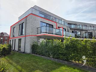 <p><span>Dit appartement in Wilsele met een kwalitatieve afwerking is op zoek naar nieuwe bewoners. Bijzonder aan de woning is dat het gelegen is op de 1e verdieping, maar wel een private ingang heeft. </span></p><p><span>Wanneer je het appartement binnen wandelt, zal je meteen de openheid opmerken dankzij de ruime leefruimte en de vele ramen. De keuken is helemaal afgewerkt en beschikt over de moderne keukenapparatuur zoals grote koelkast, afwasmachine, combi-oven.</span></p><p><span>Het keukeneiland zorgt voor nog extra kastruimte en maakt de connectie met de leefruimte. Extra handig is de ruime bergruimte naast de keuken waar ook de technische installaties te vinden zijn. Hier is ook de aansluiting voor een wasmachine en droogkast.</span></p><p><span>Er zijn 3 slaapkamers in het appartement en een badkamer met een dubbele wastafel en grote inloopdouche.</span></p><p><span> </span></p><p><span>Extra info: De woning is uitgerust met ventilatie type D en vloerverwarming.</span></p><p><span>Het appartement is bereikbaar via de private inkom met trap. Er kan geen gebruik gemaakt worden van een lift.</span></p><p><span>Bij het appartement hoort 1 staanplaats met laadpaal. En nog: het appartement telt enkele individuele zonnepanelen.</span></p><p><span> </span></p><p><span>Interesse? Contacteer ons via <span>info@immolivit.be</span></span><span> of 0470 55 64 24.</span></p><p><span> </span></p>