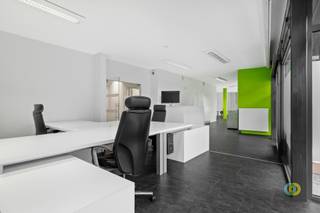 <p><span>Deze aangename kantoorruimte, gelegen in een kleinschalig gebouw in Peutie, is ideaal voor zelfstandigen of ondernemingen die op zoek zijn naar een professionele en verzorgde werkomgeving. Dankzij de grote raampartijen geniet het kantoor van veel natuurlijk licht en een open, ruimtelijk gevoel. Via de elektrische toegangsdeur krijgt u rechtstreeks toegang tot de kantoorruimte. De ruimte beschikt over een eigen afzonderlijk toilet en kan indien gewenst gemeubeld gehuurd worden. De aanwezige bureaus, bureaustoelen en kasten kunnen mee ter beschikking worden gesteld. Wie graag over wat extra comfort en ruimte beschikt, heeft bovendien de mogelijkheid om een aparte inkom, keuken en vergaderzaal bij te huren. Zo kan het geheel flexibel worden aangepast aan de behoeften van uw onderneming. De provisie voor het verbruik bedraagt momenteel 100/maand. Indien bijkomende ruimtes worden mee gehuurd, wordt deze provisie herbekeken. Bij het kantoor zijn 2 parkeerplaatsen inbegrepen op de parking achter het gebouw. Daarnaast bestaat de mogelijkheid om nog 4 extra parkeerplaatsen te huren aan 50/maand per plaats. Een lichtrijke, praktische en flexibel uitbreidbare kantoorruimte waar u zowel medewerkers als klanten op een professionele manier kunt ontvangen.</span></p>