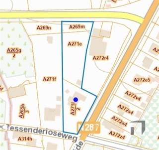 <p><span>Ontdek deze gelijkvloerse woning (1971) met bewoonbare opp 220m² op een terrein van ca 39are in Deurne bij Diest!</span></p><p><span> </span></p><p><span>Ben jij op zoek naar een instapklaar gelijkvloerse en onderhouden woning met ruimte, rust en een weide met stallen? Dan is deze woning in Deurne absoluut iets voor jou.</span></p><p><span> </span></p><p><span>U woont hier comfortabel op het gelijkvloers, ideaal met het oog op lang thuis wonen. De woning beschikt over 4 kamers, een inpandige garage en een zolder die nog naar wens ingericht kan worden. De lichtrijke keuken en leefruimte geven allebei rechtstreeks uit op het mooie overdekte terras, waar u in alle rust geniet van het groen rondom.</span></p><p><span> </span></p><p><span>Ook buiten is er veel te ontdekken: een tuinhuis, een ruime schuur, 2 stallen op de weide en plaats voor paarden, geiten, alpaca's of reeën. Een unieke plek voor wie houdt van buitenleven, dieren en extra ruimte.</span></p><p><span>De troeven op een rijtje:</span></p><p><span>* Gelijkvloers = lang blijven wonen, geen trappen</span></p><p><span>* 4 slaapkamers</span></p><p><span>* Elektriciteit is conform</span></p><p><span>* Inpandige garage, met mogelijkheid tot toonzaal (vergund) + reclameborden op palen (vergund)</span></p><p><span>* Ideaal voor bijberoep</span></p><p><span>* Ruime droge kelder</span></p><p><span>* Zolder die nog ingericht kan worden</span></p><p><span>* Weide met 2 stallen</span></p><p><span>* Ruime schuur</span></p><p><span>* Mooi tuinhuis</span></p><p><span>* Overdekt terras met avondzon</span></p><p><span>* Rolluiken op de ramen</span></p><p><span>* Dichtbij E313 en verbindingsweg van Diest naar Tessenderlo-Ham</span></p><p><span> </span></p><p><span>Kom de sfeer en deze gelijkvloerse woning met grote weide zelf ervaren tijdens een bezoek. Bel 013 31 25 22 of mail naar wendy@immodiest.be We leiden u graag met de glimlach rond. Ondertussen kan u de virtuele tour bekijken.</span></p>