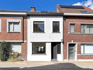 Energiezuinige woning op wandelafstand van allerlei faciliteiten bestaande uit een inkomhal, gezellige leefruimte met eet-en zithoek,...