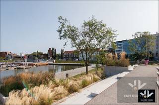 <strong>Dit appartement is beschikbaar vanaf 1 oktober 2026!<br />Vaste kosten: € 80,00 per maand <br />Bewoners parkeren is hier van toepassing! </strong><br /><br />Op zoek naar een stijlvolle en energiezuinige woonst op een uitstekende locatie? Dan is dit 1-slaapkamerappartement in residentie Docksite absoluut een bezoek waard.<br /><br />Gelegen in het gezellige Ankerpad, een rustige zijstraat van het bruisende Quartier Bleu, geniet je hier van een uitzonderlijke ligging. Winkels, Delhaize, scholen, openbaar vervoer en de prachtig vernieuwde Kanaalkom bevinden zich op wandelafstand. Een omgeving waar je elke dag opnieuw dat heerlijke vakantiegevoel ervaart.<br /><br />Het appartement bevindt zich op de tweede verdieping en werd kwalitatief afgewerkt met oog voor comfort en duurzaamheid. De lichtrijke leefruimte met open keuken vormt het hart van de woning. Verder beschikt het appartement over een praktische berging/wasplaats, één volwaardige slaapkamer en een moderne badkamer met inloopdouche, toilet en wastafel.<br /><br />Dankzij de doordachte indeling is deze woonst compact, functioneel én bijzonder onderhoudsvriendelijk.<br /><br />Ook op technisch vlak scoort dit appartement uitstekend. Met een EPC-label A, vloerverwarming in combinatie met een warmtepomp en een ventilatiesysteem D geniet je van een energiezuinige en toekomstgerichte woonervaring<br /><br /><strong>Word jij de bewoner van dit prachtig appartement? Surf naar www.vdv-vanderveken.be, kies bij “TE HUUR” voor dit pand en vul de kandidatenfiche in (klik in het gouden balkje op “Ik wil dit pand graag huren!”). Wij contacteren je voor een afspraak! </strong>