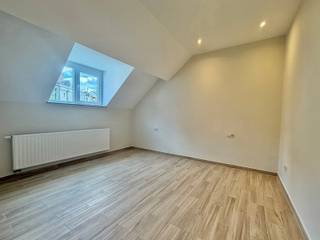 Vlak bij het Dudenpark en op een boogscheut van het Hoogte Honderdplein met al zijn winkels en openbaar vervoer, volledig gerenoveerde duplex op de 2e en 3e verdieping van een gebouw gelegen Oscar Van Goidtsenhovenlaan 83, bestaande uit een lichtrijke leefruimte, een nieuwe ingerichte keuken, twee slaapkamers en een moderne badkamer met douche in terrazzo. Individuele gasketel en privékelder vervolledigen het geheel.<br />Verzorgde hedendaagse afwerking, levendige en vlot bereikbare buurt.<br />Onmiddellijk beschikbaar.<br />Liefde op het eerste gezicht gegarandeerd!