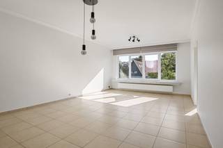 <p><span>Ben je op zoek naar een verzorgd appartement op een uitstekende locatie? Dit mooi afgewerkte appartement van ca. 83 m² combineert comfort, ruimte en een praktische indeling. Gelegen in een kleinschalig en goed onderhouden gebouw in Wilrijk, is dit de ideale thuisbasis voor gezinnen, koppels of investeerders die op zoek zijn naar een zorgeloze woonst.</span></p><h3><span>Ligging</span></h3><p><span>Het appartement geniet van een gunstige ligging in Wilrijk, met winkels, scholen, restaurants en openbaar vervoer op wandel- of fietsafstand. Dankzij de vlotte verbindingen bereikt u zowel het centrum van Antwerpen als de omliggende invalswegen in een mum van tijd.</span></p><h3><span>Indeling</span></h3><p><span>Via de inkomhal betreedt je de lichtrijke leefruimte, waar grote raampartijen zorgen voor een aangename lichtinval en een open gevoel creëren. Aansluitend bevindt zich de moderne, recent vernieuwde keuken, stijlvol afgewerkt met warme houtaccenten, een zwart werkblad en kwalitatieve ingebouwde toestellen.</span></p><p><span>Het appartement beschikt over twee volwaardige slaapkamers. De master bedroom vormt een comfortabele en rustige plek om tot rust te komen. De tweede slaapkamer biedt rechtstreeks toegang tot het terras en kan perfect ingericht worden als kinder-, logeer- of bureauruimte. </span></p><p><span>De badkamer werd modern ingericht en voorzien van een ruime inloopdouche en een eigentijds wastafelmeubel. Daarnaast is er een apart gastentoilet aanwezig, wat extra comfort biedt voor bewoners en bezoekers. </span></p><p><span>Verder is er nog een praktische kelderberging, ideaal voor het opbergen van seizoensmateriaal of andere spullen. De verzorgde afwerking draagt bij aan het instapklare karakter van het appartement.</span></p><h3><span>Buitenruimtes</span></h3><p><span>Vanuit de grootste slaapkamer heeft u toegang tot het aangename balkon, waar je in alle rust kan genieten van een groen uitzicht. Achteraan het gebouw bevindt zich bovendien een private garagebox, die mee aan te kopen is voor €25.000 en een absolute meerwaarde vormt in deze omgeving. </span></p><p><span> Dit instapklare appartement biedt de perfecte combinatie van wooncomfort, praktische ruimtes en een centrale ligging. Klaar om de volgende stap te zetten? Neem vandaag nog contact op en ontdek tijdens een bezoek of dit jouw nieuwe thuis wordt. </span></p>