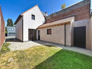 <p>Energiezuinige woning die tot in de puntjes werd gerenoveerd bestaande uit een inkomhal met ingemaakte vestiaire, volledig uitgeruste keuken met de nieuwste snufjes, gezellige zithoek met tv-wand en bureauhoek, praktische was/bergplaats, afzonderlijk toilet, prachtige badkamer (inloopdouche en dubbele wastafel), bergzoldertje en een private zuid gerichte tuin met oprit en terras. Op het verdiep is een nachthal met ingemaakte kasten, afzonderlijk toilet en 2 volwaardige slaapkamers. Pareltje!</p>
<p></p>
<p>Extra troeven:</p>
<ul>
<li>Energiezuinig</li>
<li>Conforme keuring elektriciteit</li>
<li>Veel maatwerk van het hoogste niveau met allerlei snufjes</li>
<li>Vlotte verbinding naar scholen, winkels, openbaar vervoer en belangrijke in-en uitvalswegen</li>
<li>Volledig geschilderd</li>
<li>Één uit de duizenden!</li>
</ul>
<p></p>
<p>Deze woning is te koop ZONDER makelaar via het concept van Smart Houses! Wenst u verdere inlichtingen of bezoek? Contacteer rechtstreeks de eigenaar via <span>+32479464060</span></p>