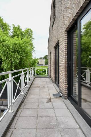 <p>Ontdek de mogelijkheden van deze ruime woning aan de Singellaan 16B in Halen! Met een indrukwekkende oppervlakte van 270m² is dit de ideale kangoeroewoning, perfect voor meerdere generaties onder één dak, of wat extra ruimte voor het uitoefenen van een beroep van thuis uit.<br /><br /><span>Geniet van het gemak! Deze woning, gelegen in het hart van Halen, biedt alles binnen handbereik. Winkels, supermarkten en andere voorzieningen bevinden zich op wandelafstand. Bovendien zijn de op- en afritten van de snelweg vlot bereikbaar.</span></p>
<p>Even over de woning:<br />De bovenverdieping is reeds grotendeels gerenoveerd, terwijl de benedenverdieping al is voorzien van een groot deel van de renovatiewerken, waardoor u de kans krijgt om deze volledig naar eigen smaak af te werken. Gebouwd in 1988 en volledig asbestvrij, geniet u hier van een zorgeloze toekomst.</p>
<p>Dankzij het gunstige EPC-label B is er geen renovatieverplichting, wat een aanzienlijke besparing oplevert. Bovendien kan je zorgeloos genieten van de buitenlucht op het gezellige terras.</p>
<p><strong>Kenmerken:</strong></p>
<ul>
<li>Adres: Singellaan 16B, Halen</li>
<li>Oppervlakte: 270m²</li>
<li>Bouwjaar: 1988</li>
<li>Type: Potentiële Kangoeroewoning/prakijkruimte</li>
<li>Renovatie: Gedeeltelijk gerenoveerd</li>
<li>Asbest: Asbestvrij</li>
<li>EPC: B (geen renovatieverplichting)</li>
<li>Extra: Groot Terras</li>
<li>Super locatie</li>
</ul>
<p>Mis deze unieke kans niet en contacteer ons vandaag nog voor een bezichtiging!<br /><br />demervallei@weinvest.be<br />niels.wouters@weinvest.be</p>