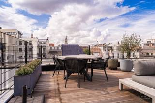 UNIEKE HIGH-END STADSVILLA MET PANORAMISCH DAKTERRAS IN HET HISTORISCH HART VAN ANTWERPENAchter de historische gevel van het prestigieuze wooncomplex...