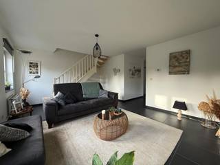 Dit modern en energiezuinig duplex appartement met twee slaapkamers is ideaal voor wie comfort, rust en een aangename woonomgeving zoekt.Het...