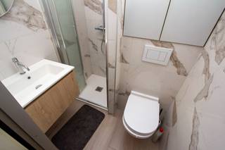 Dit aangename, zuidgerichte appartement geniet dankzij zijn gunstige oriëntatie van een bijzonder mooie natuurlijke lichtinval. De ideale basis voor wie op zoek is naar een appartement dat naar eigen smaak en wensen kan worden ingericht.<br />Het appartement beschikt over een vernieuwde badkamer, terwijl de overige ruimtes nog verder naar eigen smaak kunnen worden ingericht en gemoderniseerd. Zo kunt u hier stap voor stap uw eigen thuis creëren.<br />Een kelderberging is inbegrepen in de verkoop. Daarnaast bestaat de mogelijkheid om een tweede kelderberging afzonderlijk aan te kopen. Ook is het mogelijk om een parkeerplaats in hetzelfde gebouw bij aan te kopen, wat een extra troef is voor wie comfortabel en zorgeloos wil parkeren.<br />Met een EPC-label C is er bovendien geen renovatieverplichting van toepassing.<br />Kortom, een lichtrijk appartement met een uitstekende zuidoriëntatie, praktische bergruimte en verschillende uitbreidingsmogelijkheden, gelegen in een gebouw waar u de verdere afwerking volledig naar eigen smaak kunt bepalen.<br />Troeven:<br />- Zuidgerichte ligging met zeer veel natuurlijke lichtinval<br />- Vernieuwde badkamer<br />- EPC-label C – geen renovatieverplichting<br />- 1 kelder inbegrepen<br />- Mogelijkheid tot aankoop van een 2e kelder<br />- Mogelijkheid tot aankoop van een parkeerplaats in hetzelfde gebouw<br />- Verdere inrichting volledig naar eigen smaak<br />Heeft u interesse, contacteer ons dan gerust voor een vrijblijvend bezoek of voor meer info.