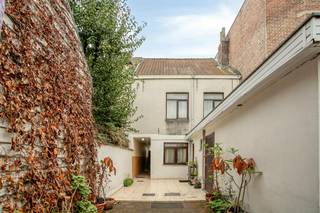 De Goudensterstraat is een rechte, korte straat afgelijnd met klassieke Gentse arbeidershuizen uit de periode 1845. De straat is bijzonder rustig en geeft uit op de Zuidkaai. Winkels, cafeetjes en restaurants liggen op wandelafstand. Met de fiets ben je op 5 minuten in het centrum van Gent. <br /><br />Achter de bruine deur aan de straatzijde schuilt een sfeervolle passage waarin de voordeur van het huis zich bevindt en via waar de binnenkoer te bereiken is.<br /><br />Het huis staat op een perceel van 142 m² en is ongeveer 127 m² groot. <br /><br />Momenteel bestaat de woning uit een ruime eetkamer, een aparte living en een keuken met badkamer en apart toilet. De drie slaapkamers bevinden zich op de eerste verdieping. Op de tweede verdieping bevindt zich de zolder in het dak. De omsloten koer biedt veel rust, privacy en geborgenheid<br /><br />Bestuursmaatregelen in het maatregelenregister: nee