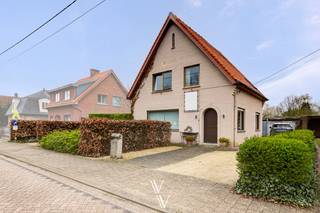 In de Kloosterstraat te Pulle bevindt zich deze open bebouwing met een bewoonbare oppervlakte van 151 m². De woning is gelegen in een aangename en residentiële straat in een groene omgeving!<br /><br />Pulle is een charmante deelgemeente van Zandhoven en combineert landelijk wonen met een vlotte bereikbaarheid. Winkels, scholen, kinderopvang en openbaar vervoer bevinden zich in de nabije omgeving, evenals goede verbindingswegen richting omliggende gemeenten en de E34/E313. Hierdoor woon je rustig, maar toch strategisch gelegen.<br /><br />Op het gelijkvloers kom je binnen via de inkomhal met toegang tot de leef- en eetruimte. Aansluitend bevindt zich de keuken en eetplaats met een prachtig zicht op de tuin. Verder vinden we op het gelijkvloers een wasplaats, apart toilet en de badkamer. Een bijkomende troef is de extra ruimte, momenteel ingericht als kapsalon, die perfect kan dienen voor thuiswerk, praktijk of als hobbyruimte. <br /><br />Op de verdieping bevinden zich vier volwaardige slaapkamers, wat zorgt dat deze woning ideaal is voor gezinnen. <br /><br />De woning heeft een kelder en beschikt over een aparte garage achteraan en een oprit met parkeermogelijkheid.<br /><br />De westgerichte tuin is een absolute troef: hier geniet je van veel namiddag- en avondzon in een aangename, rustige omgeving.<br /><br />Pluspunten:<br />- Aangename charmante tuin<br />- Westgerichte tuin<br />- Oprit en garage<br />- Geschikt voor combinatie wonen/werken<br /><br />Ben je op zoek naar een ruime woning met potentieel en een zonnige tuin? Dan biedt deze eigendom een mooie opportuniteit.<br />*Inlichtingen in aanvraag