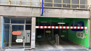 <p>Overdekte staanplaats(en) te koop in Europacentrum fase III. <br /><br />Dit afgesloten complex omvat meerdere parkeerplaatsen, waarvan de inrit volledig vernieuwd is. <br />Ook elektrische wagens kunnen hier terecht door aanwezigheid van laadpalen.<br />De toegang verloopt via nummerplaat herkenning. <br /><br />Aankoop van meerdere parkeerplaatsen is mogelijk.<br /><br />Prijzen vanaf € 35.000 tot € 43.000, aankoop in volle eigendom. <br /><br />(wg,vg,gvv,gmo,gvkr, epc: nvt, P&G-score: D) </p>