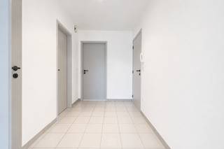 Bent u op zoek naar een ruim, instapklaar en energiezuinig appartement met veel natuurlijke lichtinval? Dan is dit appartement zeker een bezoek waard.<br /><br />Via de verzorgde inkomhal van het gebouw bereikt u met de trap het appartement op de eerste verdieping.<br /><br />De centrale inkomhal van het appartement biedt toegang tot de verschillende ruimtes. Vooraan bevindt zich de ruime en lichtrijke leefruimte met grote raampartijen, die zorgen voor een aangename lichtinval en een open gevoel. Aansluitend vindt u de open keuken, die mooi aansluit bij de leefruimte.<br /><br />Verder beschikt het appartement over een afzonderlijk toilet en een praktische berging met aansluitingen voor wasmachine en droogkast. Aan de achterzijde bevinden zich de badkamer en de slaapkamer. Vanuit de slaapkamer heeft u rechtstreeks toegang tot het ruime terras, een aangename buitenruimte om te ontspannen.<br /><br />Troeven van deze woning zijn de energiezuinigheid (EPC-label B), de lichtrijke leefruimtes, het ruime terras, de praktische indeling en de aanwezigheid van een garage.<br /><br />Huurprijs: € 875/maand<br />Gemeenschappelijke kosten: € 75/maand<br /><br />Foto’s 5, 8 en 10 zijn AI-bewerkte sfeerbeelden die tonen hoe de ruimtes eruit zouden kunnen zien met een mogelijke inrichting. Deze beelden zijn illustratief. <br /><br />Voldoet dit appartement aan uw wensen? Neem dan snel contact met ons op via info@pantheonvastgoed.be.