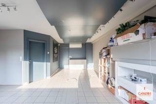 Deze handelswoning is uitstekend gelegen op een strategische locatie in het gegeerde Drongen. Het pand is opgedeeld in de handelsruimte (95m²) op...