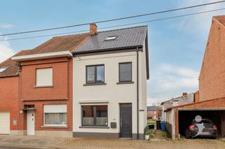 Bent u op zoek naar een volledig gerenoveerde woning? Dan is deze charmante halfopen bebouwing gelegen te Marktweg 9 precies wat u zoekt!De woning...