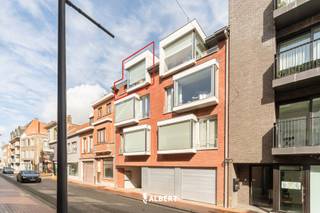 Zeer verzorgd duplexappartement in residentie Clement met een bewoonbare oppervlakte van 106 m2 in het hart van IzegemDe indeling van het appartement...