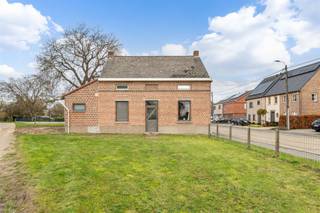 CHARACTER PROPERTY WITH LOTS OF POTENTIAL IN HAACHT Welcome to this charming home located in quiet Haacht with easy access to numerous amenities...