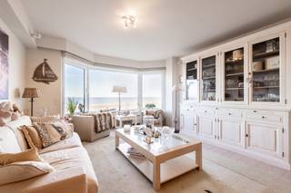 Exclusief te koop: Appartement met frontaal zeezicht en een aangename gevelbreedte ideaal gelegen op enkele stappen van het Albertplein.<br /><br />Indeling: inkom met gastentoilet en vestiaire, halfopen keuken, ruime eetkamer en living met een breed zeezicht. <br />Eerste kinderkamer en achteraan master bedroom met een aparte badkamer. praktische berging in het appartement. <br />Privatieve kelder en mogelijkheid tot aankoop van een staanplaats in het gebouw. <br /><br />EPC: 114 kWh/m² - UC: 20250203-0003520451-RES-1