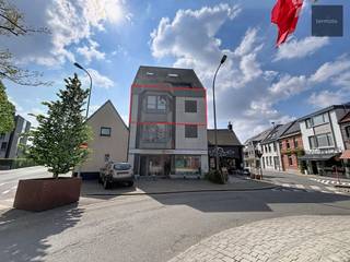 Dit appartement is gelegen in volle centrum en bestaat uit een inkomhal met vestiaire en apart gastentoilet, lichtrijke ruime living, open...