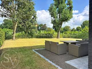 <p><strong><span>Modern wonen met maximaal comfort én een bijzonder laag energieverbruik?</span></strong><br /><span>Dat kan in deze prachtige nieuwbouwwoning (2023), afgewerkt met hoogwaardige materialen en voorzien van alle hedendaagse technieken. Dankzij de geothermische warmtepomp, zonnepanelen, hoogrendementsbeglazing en ventilatiesysteem D geniet je hier niet alleen van een uitzonderlijk wooncomfort, maar ook van een bijzonder energiezuinige woning. (EPC A / 19kWh !)</span></p>
<p><span>Rustig gelegen, op slechts enkele minuten van het centrum van Sint-Job-in-'t-Goor, met winkels, scholen en de E19 richting Antwerpen en Breda vlakbij. Een ideale combinatie van rustig wonen en een vlotte bereikbaarheid.<br /><br /></span></p>
<p><strong><span>Wat deze woning écht bijzonder maakt?</span></strong><br /><span>De overvloed aan ruimte, het natuurlijke licht en de kwalitatieve afwerking. Alles werd ontworpen met oog voor comfort, duurzaamheid en praktisch wonen.</span></p>
<p><span>Je komt binnen in de ruime inkomhal, voorzien van een ingemaakte vestiaire, een gastentoilet en een stijlvolle natuurstenen trap naar de verdieping.</span></p>
<p><span>De lichtrijke leefruimte sluit naadloos aan op de volledig ingerichte open keuken met gezellige ontbijthoek. De keuken is uitgerust met alle hedendaagse comfort en vormt samen met de woonkamer het kloppend hart van de woning. Grote raampartijen zorgen voor een aangename verbinding met het terras en de tuin, waardoor binnen en buiten mooi in elkaar overvloeien.</span></p>
<p><span>Aansluitend aan de keuken bevindt zich een ruime berging met aansluiting voor een wasmachine en een rechtstreekse doorgang naar de garage. De garage biedt plaats aan één wagen, terwijl er voor de woning nog parkeergelegenheid is voor twee extra auto's. </span></p>
<p><span>Op de eerste verdieping vind je vier volwaardige slaapkamers, een extra apart toilet en een ruime badkamer met dubbele lavabo in meubel, ligbad en afzonderlijke douche. De overloop biedt bovendien ruimte om bijvoorbeeld een gezellige leeshoek of een praktische bureauruimte in te richten.</span></p>
<p><span>Verder in er nog een ruime bergzolder waar u zonder probleem heel wat kan stockeren. <br /><br /></span>En niet te vergeten, een gezellige tuin, aangelegd, omheind door beukenhaag en met nog een handige tuinberging.</p>
<p><strong><span><br />Beschikbaarheid en kost:</span></strong></p>
<ul>
<li>Huurprijs: <strong>€1.990/maand</strong></li>
<li>Beschikbaar: <strong>richtdatum 15 september</strong></li>
<li>Water, gas en elektriciteit: individueel<span></span></li>
</ul>
<p><strong><span><br />Op zoek naar een ruime, energiezuinige nieuwbouwwoning waar comfort, kwaliteit en ligging perfect samenkomen?</span></strong></p>
<p><span>Neem dan snel contact op voor een bezoek. Bekijk alvast de foto's (genomen voor eerste ingebruikname), maar vooral, kom de woning zelf ontdekken. Ze zal je ongetwijfeld weten te overtuigen!</span></p>