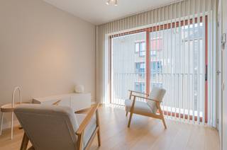 <p>Prachtige doorzon studio in prestigieus project ‘Academie’.</p>

<p>Ontdek deze stijlvolle bemeubelde* studio in het hart van Gent, gelegen nabij het charmante historische centrum Patershol. Het gebouw dateert van 2020 en werd pas in 2024 in gebruik genomen. U geniet hier van een prachtige, rustige ligging op slechts 400 meter van het Gravensteen en het bruisende centrum. Alle voorzieningen zijn binnen handbereik – met een Delhaize op amper 50 meter afstand.</p>

<p>Troeven:</p>

<p>Hoogwaardige afwerking met eiken parketvloer en moderne materialen</p>

<p>Volledig ingerichte keuken met vaatwasser, koelkast + vriezer en oven</p>

<p>Praktische combinatie wasmachine/droogkast aanwezig.</p>

<p>Slimme indeling : op maat gemaakt verhoogd bedmeubel met lattenbodem (160 x 200), ruime trap en voldoende ingebouwde bergruimte en kledingkasten. </p>

<p>Moderne badkamer met douche, wastafel en toilet. </p>

<p>Nieuwe lamellen en stores, op maat gamaakte muggenramen op alle vensters.</p>

<p>Videofoon</p>

<p>Extra comfort:</p>

<p>Groot schuifraam aan de voorzijde, met oostgericht terras en westelijk raam achteraan voor optimale lichtinval.</p>

<p>Boven- en ondergrondse fietsenstalling met badge.</p>

<p>Vlot parkeren in de omliggende straten (betalend).</p>

<p> </p>

<p> </p>

<p>Deze studio is quasi nieuw en slechts beperkt bewoond geweest. </p>

<p>Een unieke kans om te wonen in een prestigieus en recent project op een absolute toplocatie in Gent.</p>

<p>Ideaal als investering, pied-à-terre, eerste woning of voor een student.</p>

<p>*De overname van de meubels is optioneel.</p>

<p>De ruime kelderberging kan optioneel mee aangekocht worden.</p>